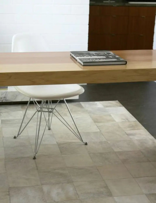 Canvanation Tapis Patchwork en Peau de Vache Naturel – Blanc, Beige & Gris, Véritable Cowhide pour Salon et Chambre