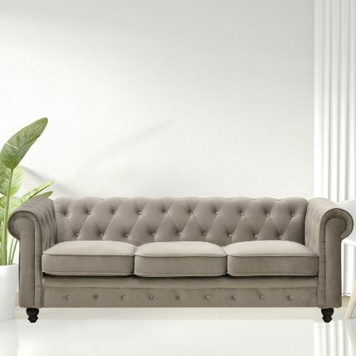 Canapé Chesterfield 3 Places en Velours Taupe – Élégance et Confort au Rendez-vous